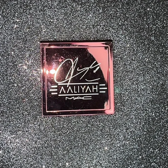 ‼️AUTHENTIC‼️ MAC Aaliyah eye palette *Limited Edition* - Picture 2 of 3